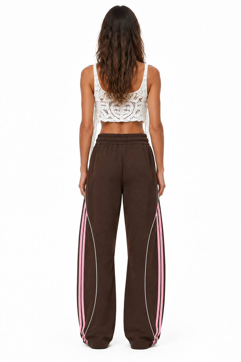 Achteraanzicht van Nova Elise wide-leg broek met zijstrepen op model tegen witte achtergrond