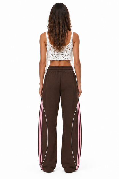 Achteraanzicht van Nova Elise wide-leg broek met zijstrepen op model tegen witte achtergrond