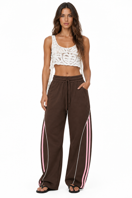Vooraanzicht van Nova Elise wide-leg broek met zijstrepen op model tegen witte achtergrond