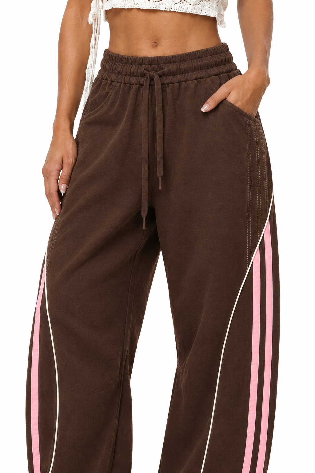 Detail van stof, naden en zijstrepen van Nova Elise wide-leg broek op model